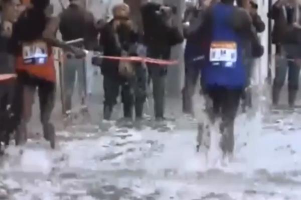 DA LI JE OVO ATLETIKA ILI KAJAK? Maratonci bukvalno trče po vodi, neverovatne scene u Veneciji!