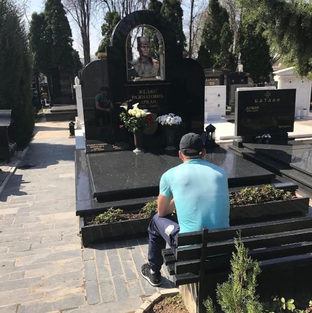Veljko Ražnatović na grobu svog oca  