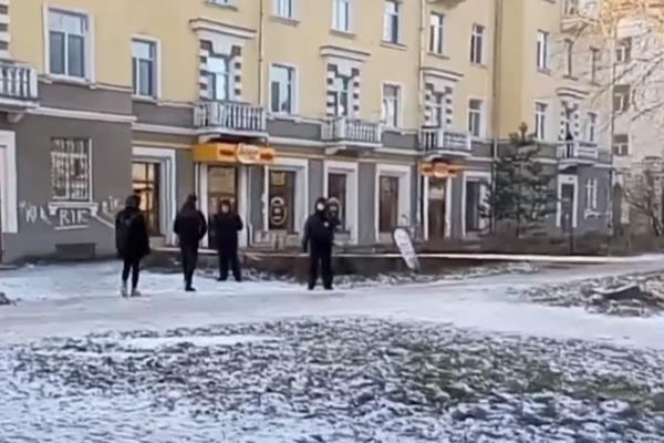 RAZNEO SE U ZGRADI RUSKE SLUŽBE BEZBEDNOSTI! Eksplozija potresla grad na severu Rusije! (VIDEO)