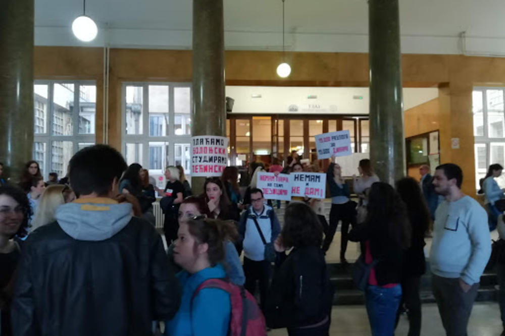 PLAĆAMO BOLONJSKI, STUDIRAMO PEĆINSKI:Studenti Filološkog fakulteta protestuju zbog izmena u ceni školarine!(VIDEO)