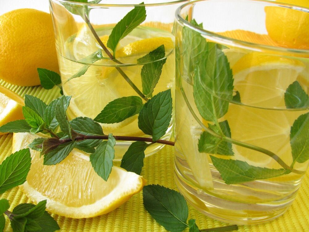 Ako vam se ne sviđa ukus čiste sode, možete obogatiti koktel limunovim sokom  