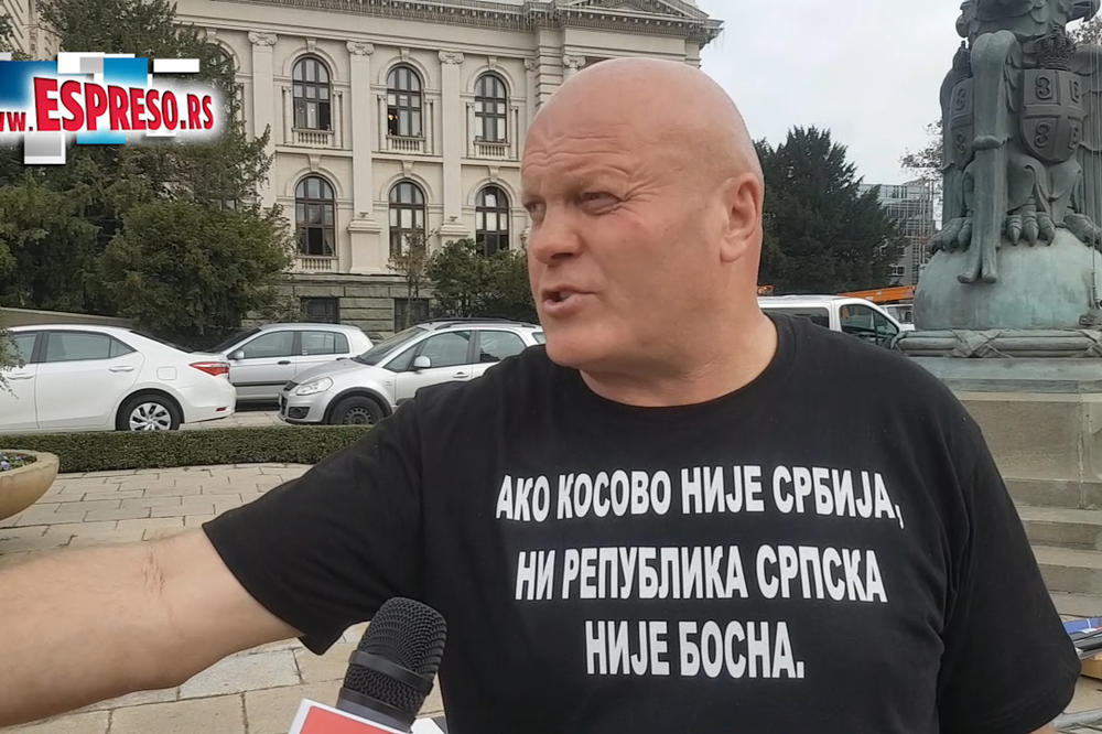 DOK MI NE DAJU SPOMENIK OSTAJEM OVDE! Simo Spasić otkrio dokle će trajati njegov CIRKUS ispred Skupštine (VIDEO)