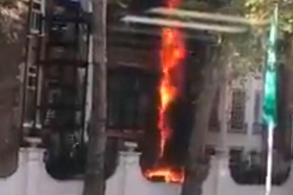 EKSPLOZIJA U LONDONU: Zgrada u plamenu u blizini AMBASADE! (FOTO)