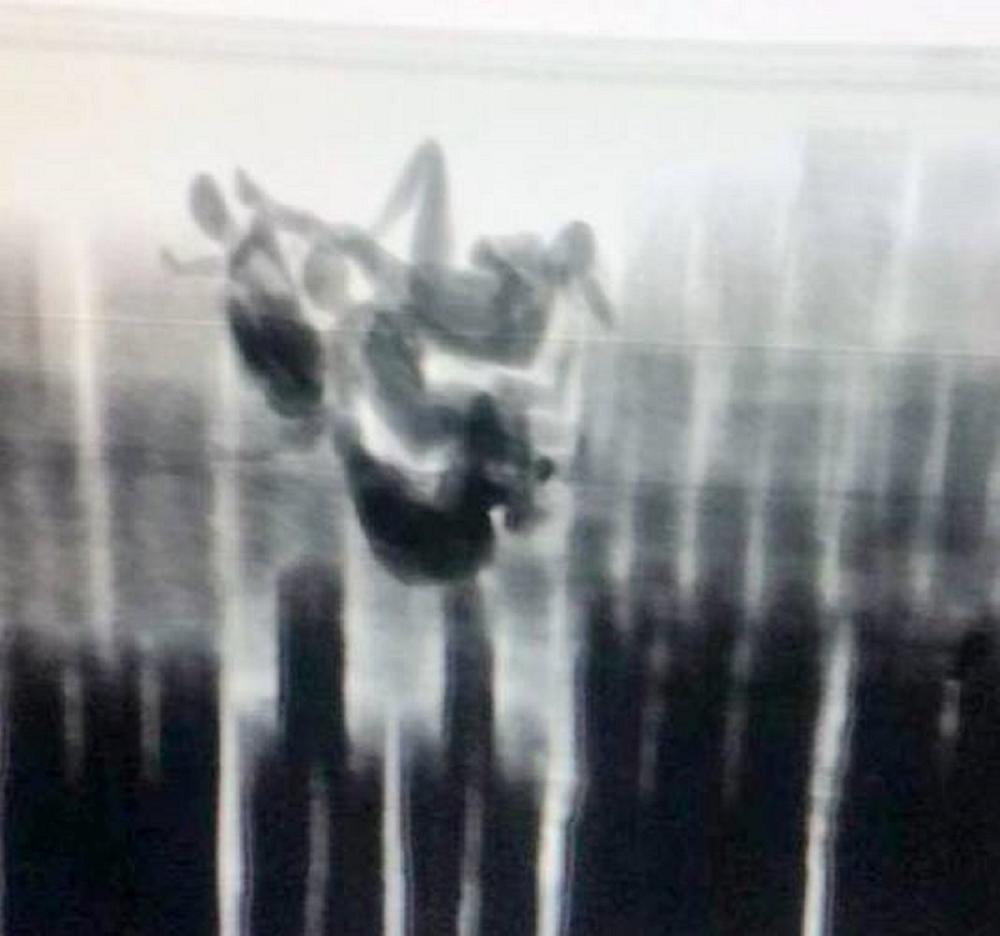 Snimak sa skenera na kom se jasno vide ljudska bića  
