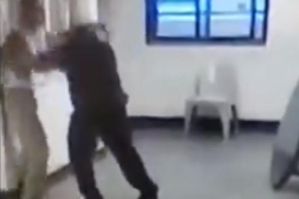 NEVIĐENI SKANDAL: Zatvorenik  brutalno pretukao policajca u zatvorskom hodniku! (VIDEO)