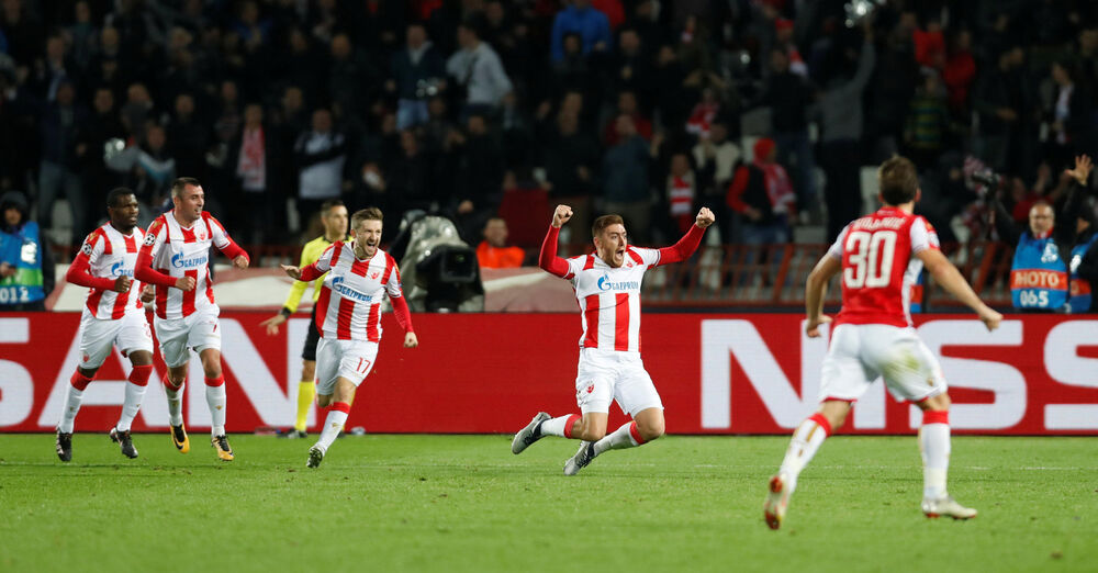 Milan Pavkov slavi jedan od golova protiv Liverpula