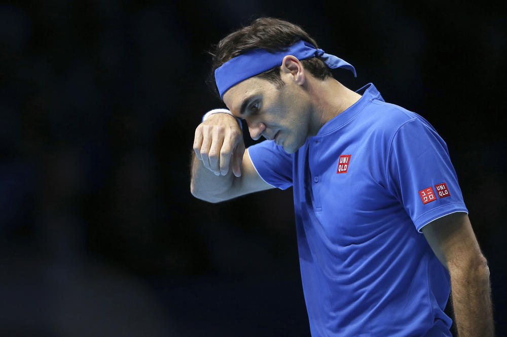 TENISKI SVET VRIŠTI OD SMEHA: Federer se pogodio lopticom u glavu pa otkazao trening!