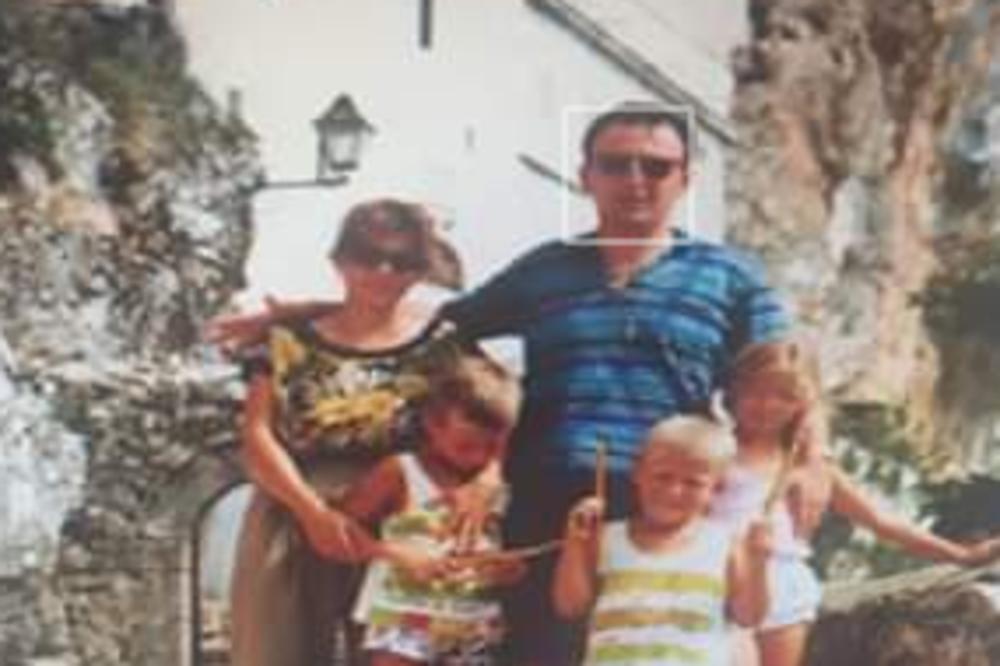 U PAPUČAMA I ŠORTSU ISPRED SRPSKE SVETINJE! Nikad viđena fotografija Arkana sa starom porodicom ispred Ostroga!