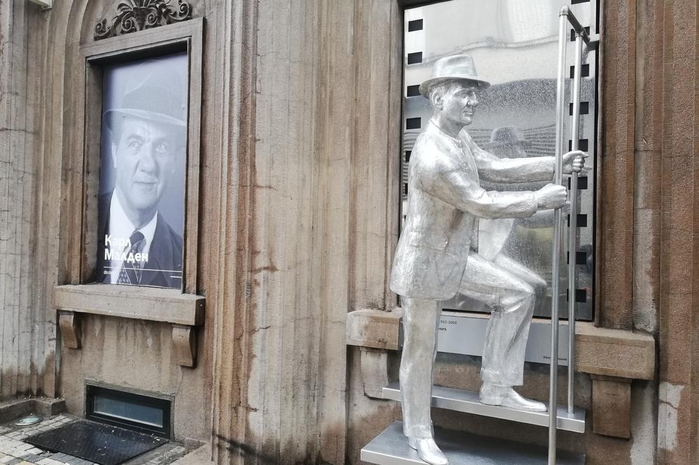 Otkrivena statua KARLA MALDENA ispred Kinoteke, prisutnima se iz Amerike obratio i MAJKL DAGLAS (VIDEO)