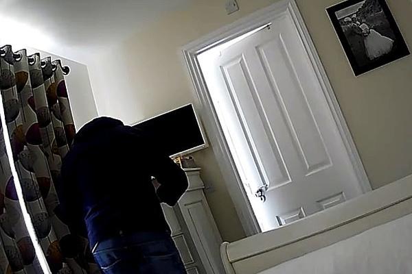 SUMNJALA JE DA JOJ NEKO ULAZI U KUĆU: Kada je postavila kameru, zatekla je KOMŠIJU u užasnom činu! (VIDEO)