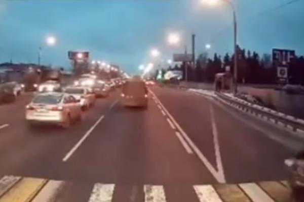 SNIMLJENA JE ŽENA OD ČELIKA: Zgazio je auto, ona ustala KAO DA SE NIŠTA NIJE DESILO! (VIDEO)