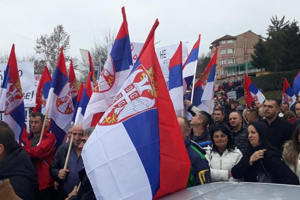 BIJU NAS I TERORIŠU, NEMAMO LEKOVE! Srbi iz Mitrovice ne odustaju, PROTESTI I DANAS! (FOTO)