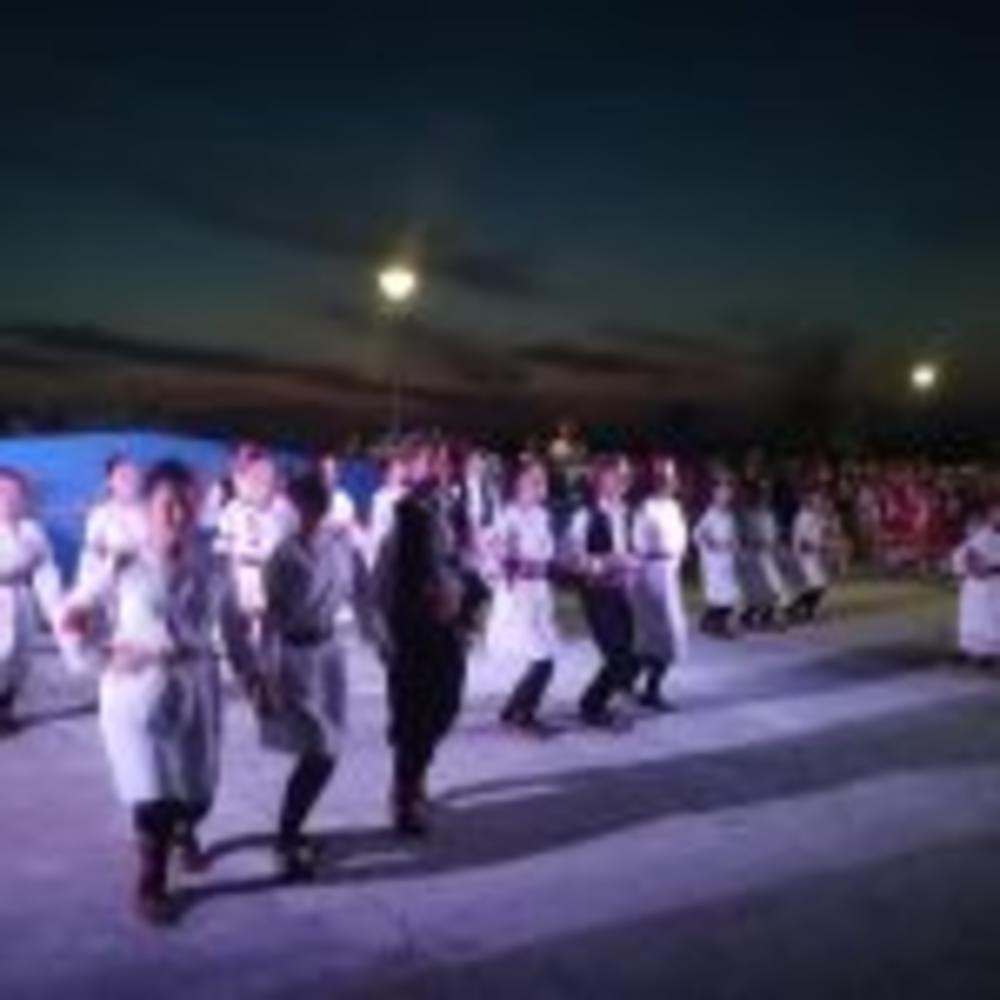 Grupa pevača nastupa u celovečernjim koncertima KUD-a kao pratilac Ansambla narodnih igara  