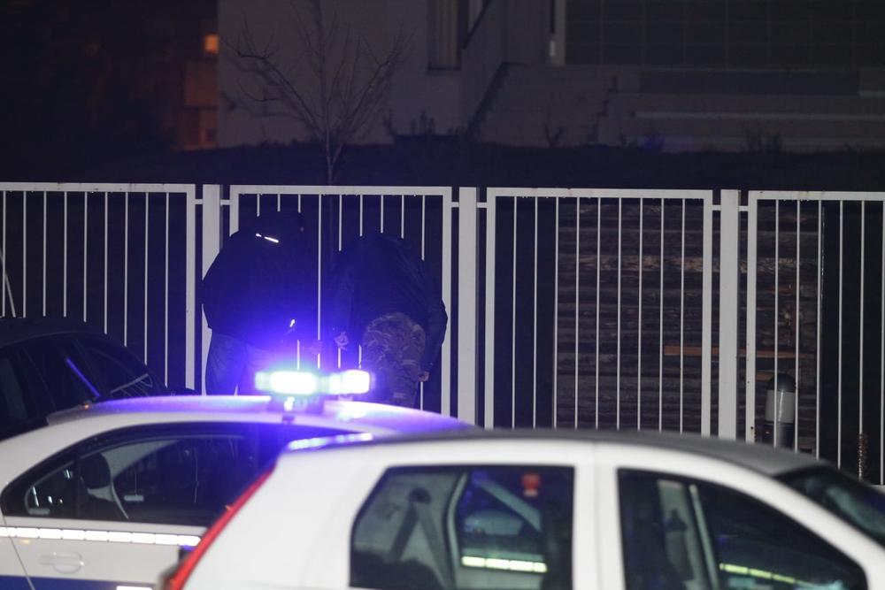  Božović u trenutku napada stajao sa svojim najboljim drugom za kojim policija intenzivno traga od ponedeljka, kako navodi izvor  