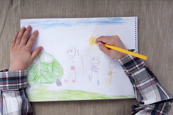 Ova majka je pospremala stan i pronašla dečji crtež: Kada je ga je VIDELA, ceo svet joj se SRUŠIO!