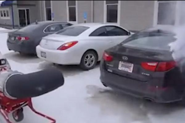 KADA STEGNE ZIMA: Ova sprava ČISTI sneg u sekundi! (VIDEO)
