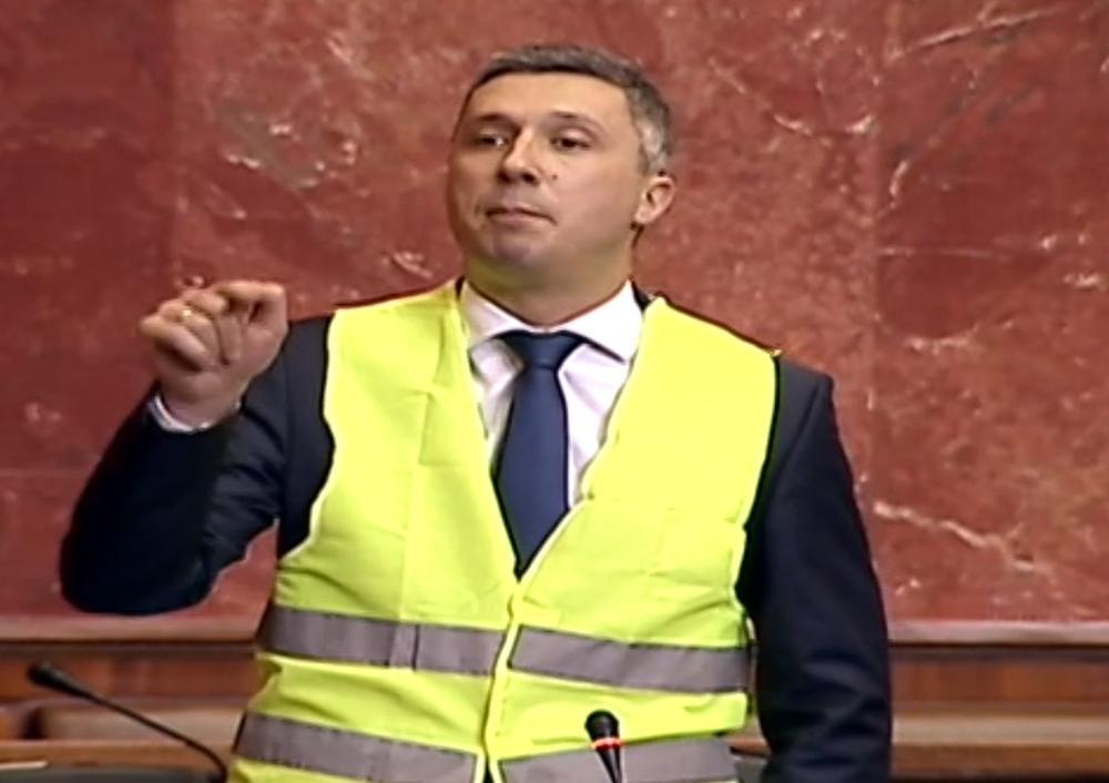 Boško Obradović u žutom prsluku na sednici parlamenta