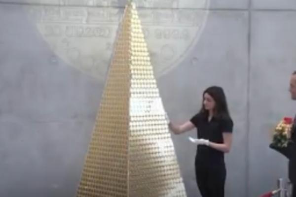 IPAK NIJE NAŠA! Ovo je NAJSKUPLJA JELKA u Evropi, napravljena je od suvog zlata! (VIDEO)
