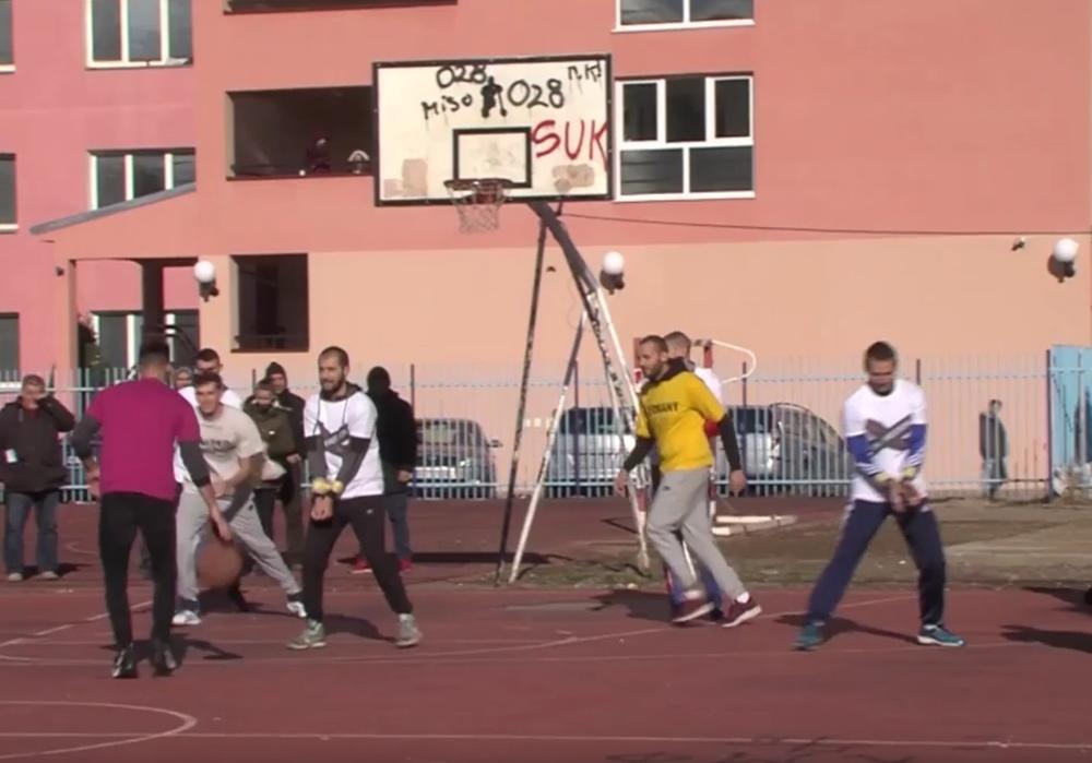Srbi vezanih ruku igraju košarku u znak protesta  