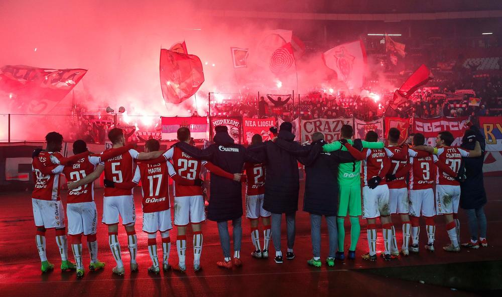 Fudbaleri Crvene zvezde proslavlju pobedu sa navijačima  