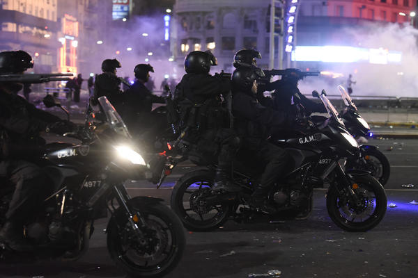 HAOS U BUENOS AJRESU: Sukob navijača u glavnom gradu Argentine, policija zapucala na najluđe ultrase!