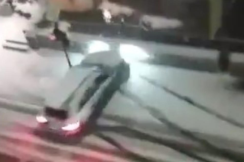 PROKLIZAO NEKOLIKO METARA, PA OBORIO SEMAFOR! Sneg u Sarajevu već uzrokovao prve nezgode! (VIDEO)