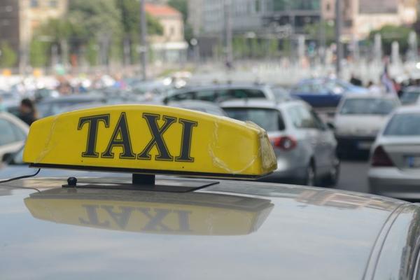MOŽE DO MIRIJEVA, ALI ZA 2.000 DINARA! Ludilo s taksistima u BG se nastavlja: Njih 15 na stanici, niko neće da vozi