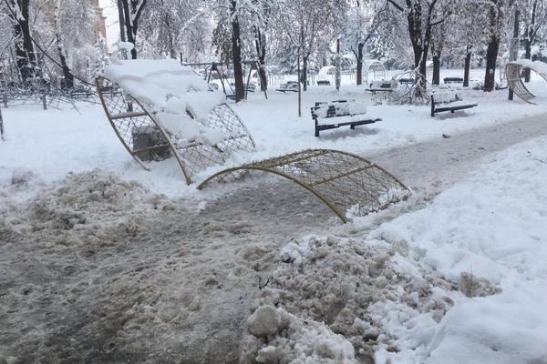 NOVOGODIŠNJA RASVETA NIJE PREDVIĐENA DA NA NJU PADNE SNEG: Padavine srušile ukrase na Tašmajdanu (FOTO)