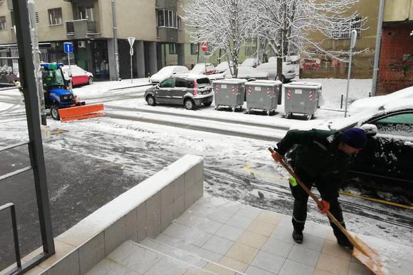 NE RIZIKUJTE NIKADA U ŽIVOTU: Jedna grupa ljudi nikako, ali nikako ne bi smela da čisti sneg