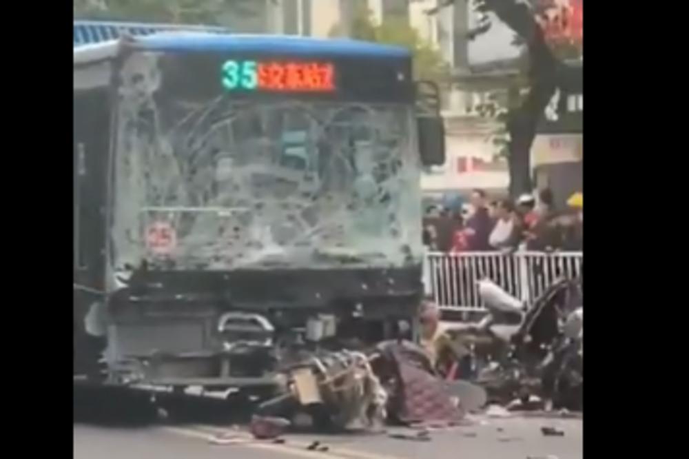 OTEO AUTOBUS I POKOSIO LJUDE! Haos u Kini, petoro mrtvih, 21 povređenih!