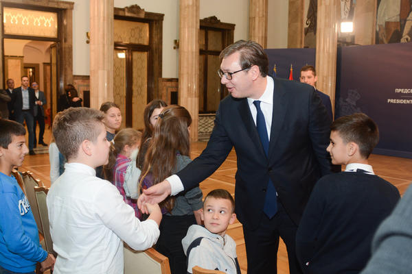VUČIĆ DELIO PAKETIĆE DECI SA KOSMETA: Svi su hteli selfi sa predsednikom! Hvala što čuvate srpsko ime! (FOTO)