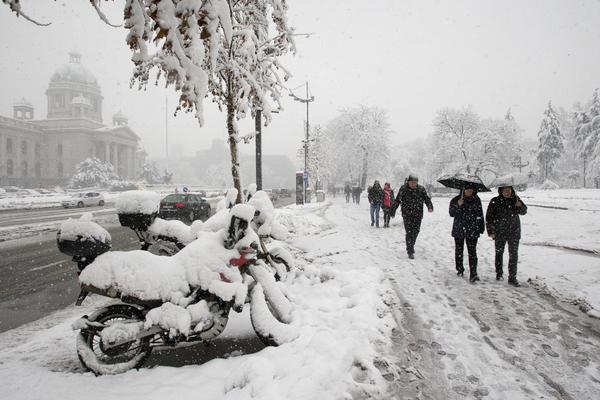 NA ZLATARU VEĆ POLA METRA SNEGA: Snežna mećava u nekim delovima Srbije IPAK IDILIČNA (FOTO)