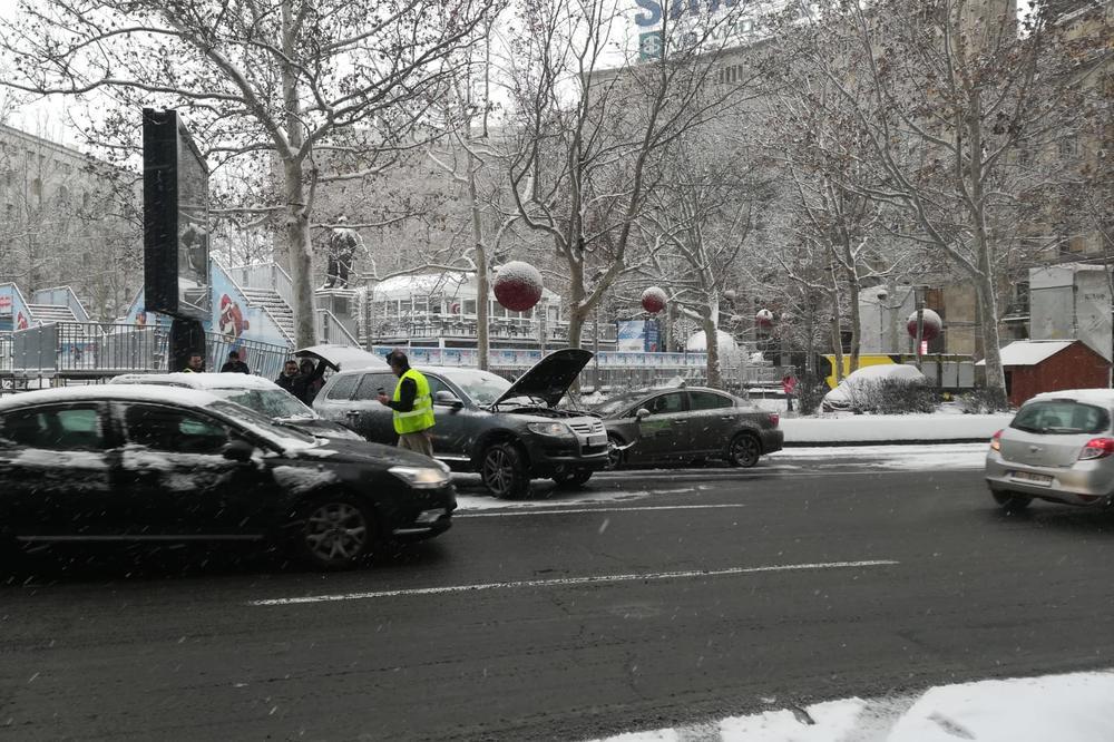 SNEG NAPRAVIO KARAMBOL U CENTRU BG-A! Tri automobila se sudarila na Trgu Nikole Pašića (FOTO)