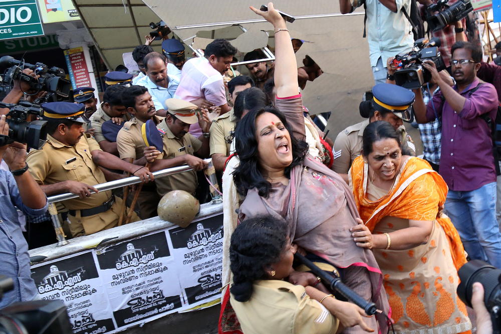 NA ULICAMA SU NEREDI, ŠKOLE I PREVOZ NE RADE! U Indiji izbio haos samo zato što su dozvolili ženama da uđu u HRAM