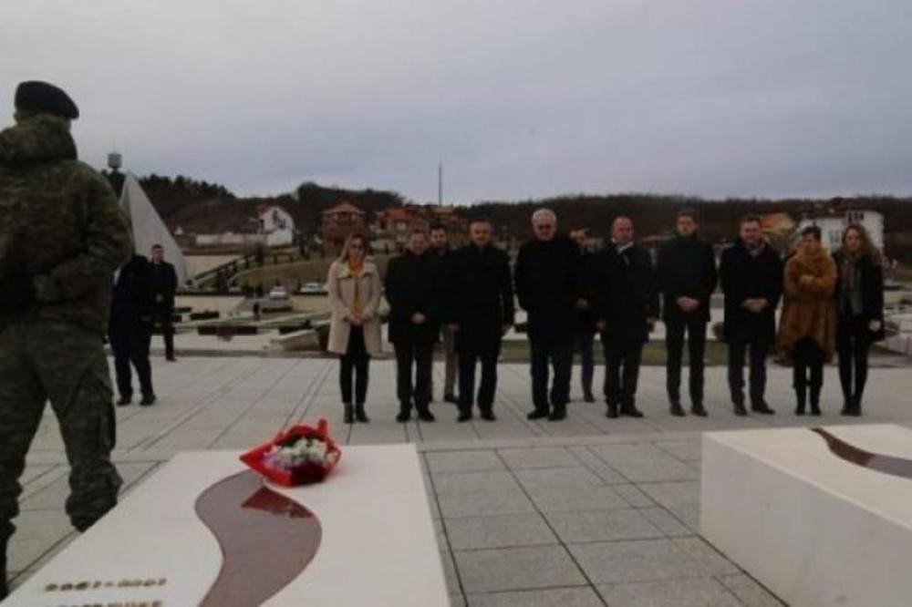 KAKVA ŠAMARČINA SRBIJI! Visoki zvaničnik EU posetio GROB ozloglašenog ALBANSKOG TERORISTE!