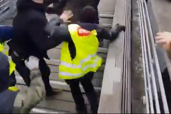 ŠAMPION FRANCUSKE TUČE POLICAJCE NA PROTESTIMA: Snimak iz Pariza obišao svet, a tek kad čujete o kome se radi...