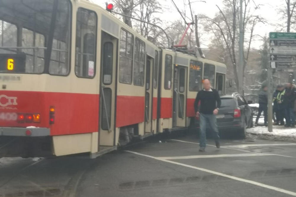 JEZIV SUDAR KOD CRKVE SVETOG MARKA, BULEVAR JE BLOKIRAN! Automobil se zakucao u tramvaj (FOTO)