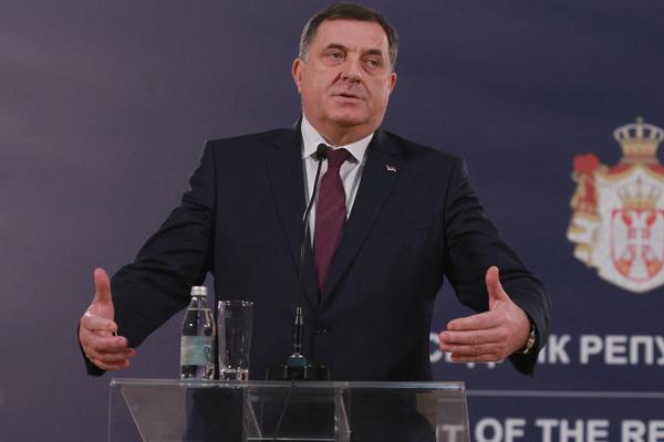 KRENUO NA FUDBAL, A ZAUZEO STAV KAO DA IGRA KOLCE: Hit fotografija Milorada Dodika u izdanju na kakvo nismo navikli