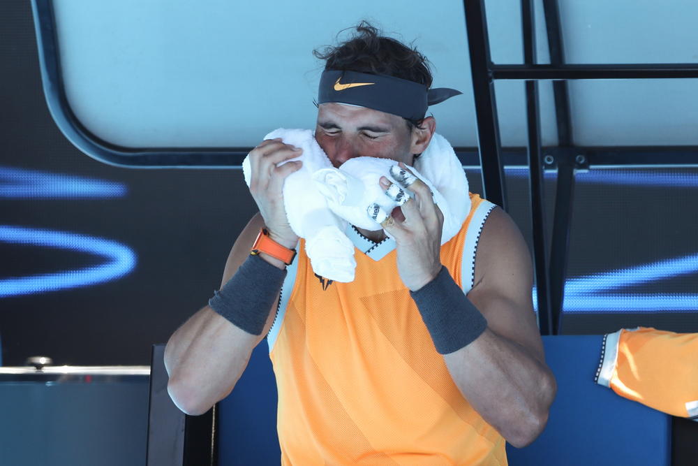 Rafael Nadal se osvežava tokom meča prvog kola  