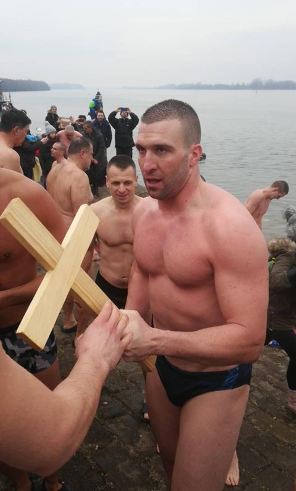 Danilo Prentić je prvi doplivao do Časnog krsta na Adi ciganliji  