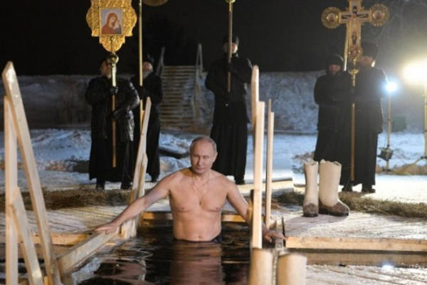 KRST NA GRUDIMA I JUNAČKO SRCE U VLADIMIRA! Putin tradicionalno zaronio U LEDENU BOGOJAVLJENSKU VODU! (VIDEO)