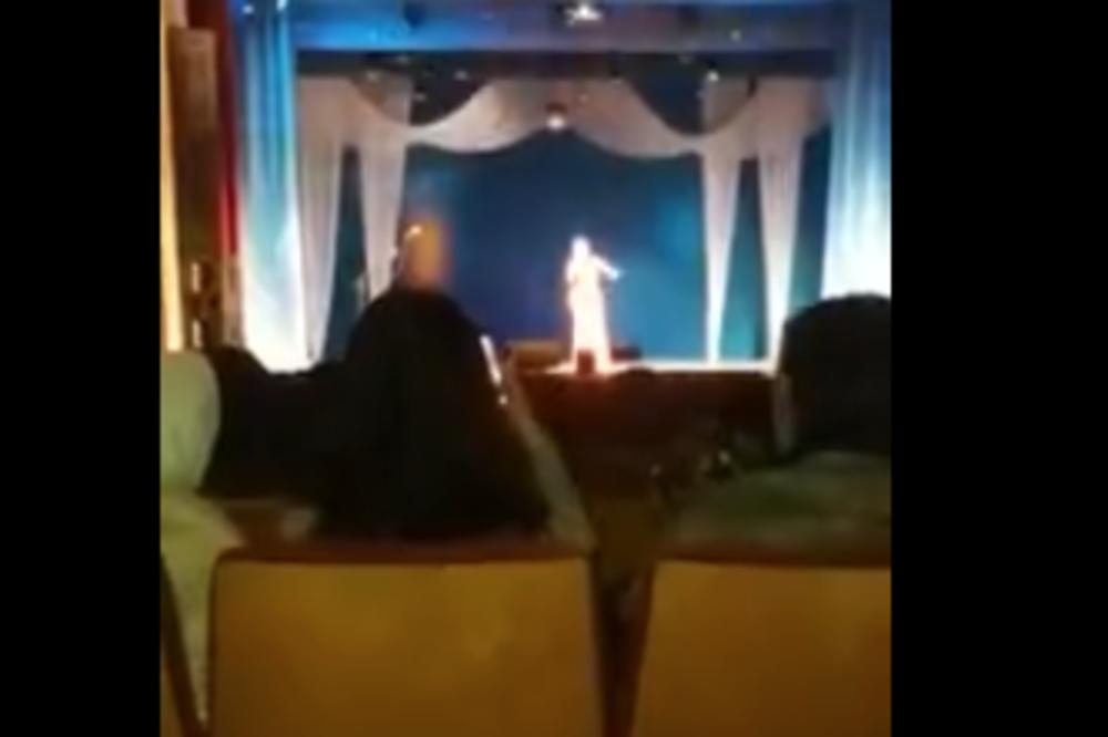 SAMO SE SRUŠILA! Pevačica preminula tokom nastupa, doživela SRČANI UDAR (VIDEO)