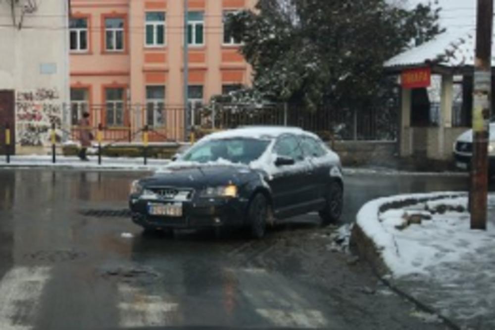 BAHATOST BEZ PREMCA U VIŠNJICI! Parkirao je auto NASRED RASKRSNICE i - otišao! (FOTO)