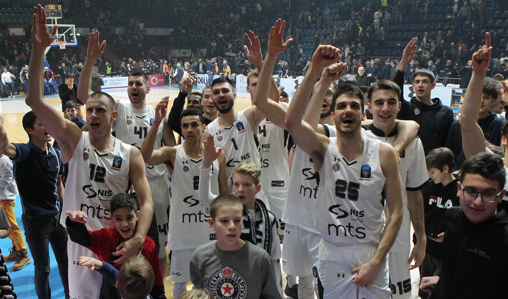 Košarkaši Partizana slave sa navijačima