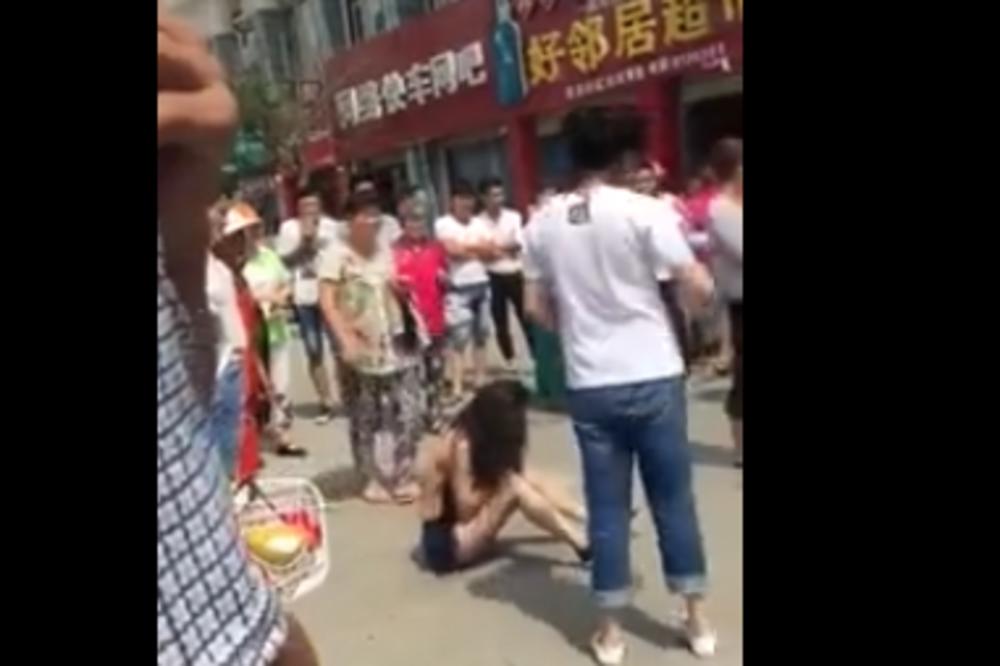 DIVLJAČKI NAPALA LJUBAVNICU SVOG MUŽA: Skinula je na ulici, prolaznici nisu reagovali (VIDEO)