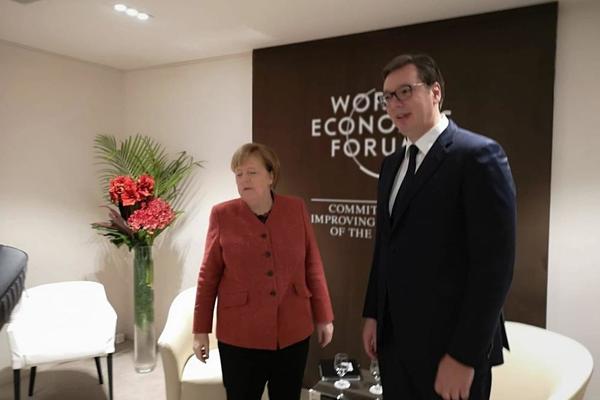 VUČIĆ NAKON SASTANKA U DAVOSU: Merkelova me je pozvala u Berlin, voleo bih da ona dođe u Srbiju (FOTO)
