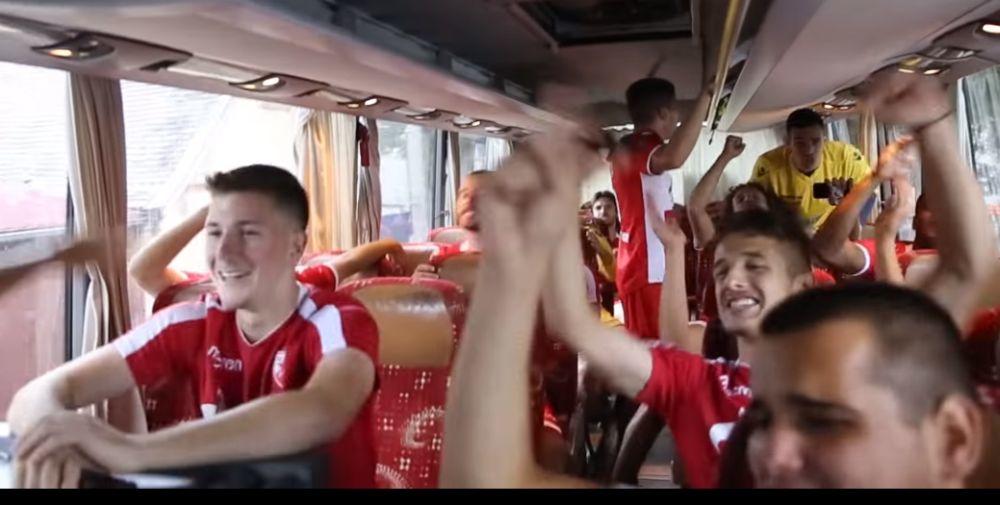 Detalj iz autobusa Zvezdinih klinaca dok Bosić peva crveno-bele pesme  