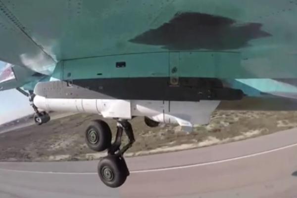 RUSI BUKVALNO PRŽE TERORISTE U SIRIJI: Su-34 uz pomoć rakete Iks-35 razneo metu! NEVEROVATAN PRIZOR (VIDEO)