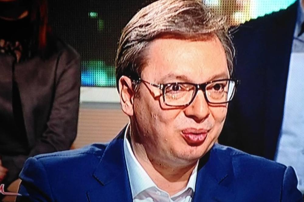 CELA SRBIJA JU JE VIDELA: Sinoć su svi gledali u devojku koja je sedela iza Aleksandra Vučića! (FOTO)