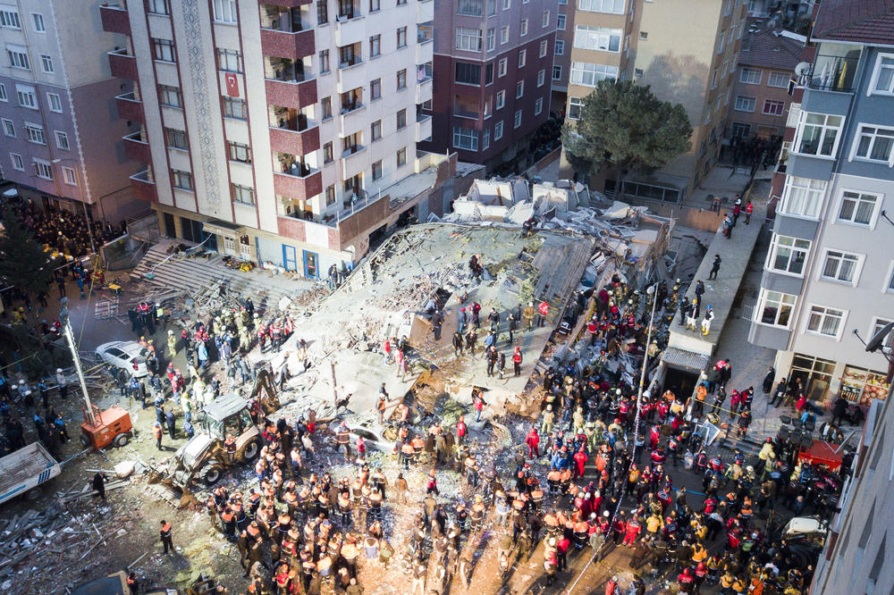 TRI SPRATA SU NELEGALNO SAGRADILI! Srušena zgrada u Istanbulu odnela 3 života, jeziv trenutak snimljen (VIDEO)